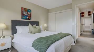 3 bedrooms, desk, WiFi (free), bed sheets
