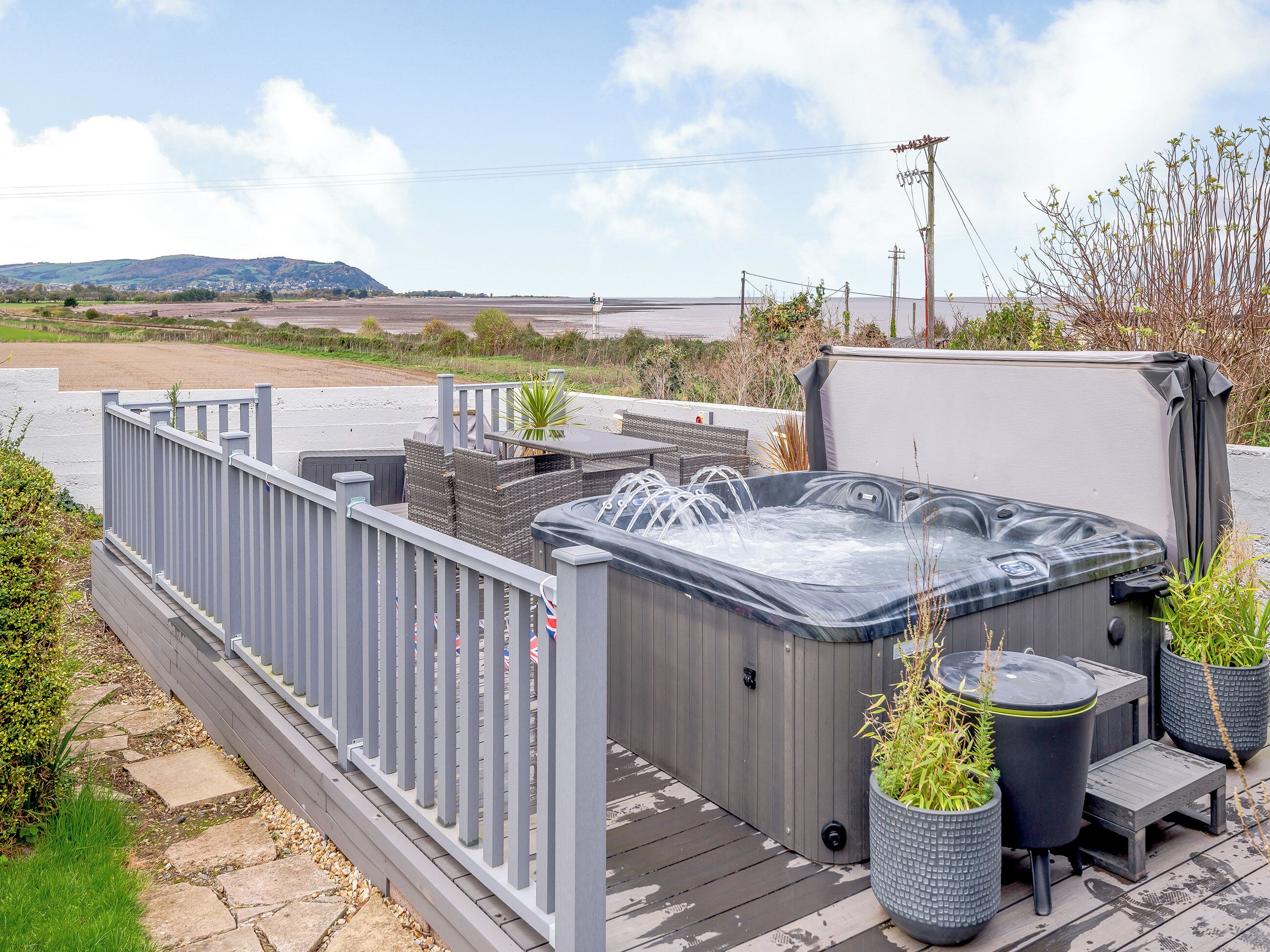 Un bain à remous sur une terrasse avec vue sur la campagne.