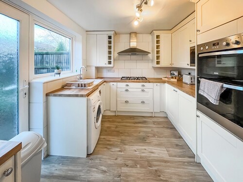 4 bedroom accommodation in Ashford