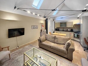 TV - 2 bedroom accommodation in Canterbury (Canterbury)