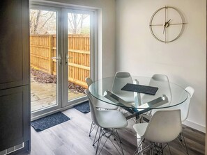 Dining - 3 bedroom accommodation in Freshwater, near Swindon (Freshwater, near Swindon)