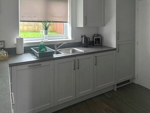Dishwasher, high chair - 4 bedroom accommodation in Swindon (Swindon)