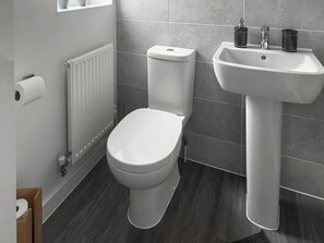 Towels - 4 bedroom accommodation in Swindon (Swindon)