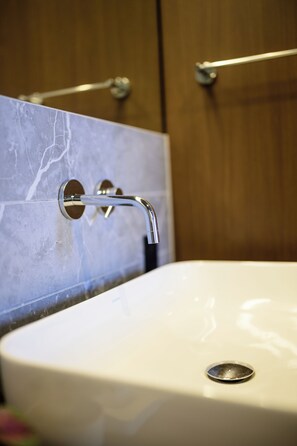 Articles de toilette écologiques, sèche-cheveux, chaussons