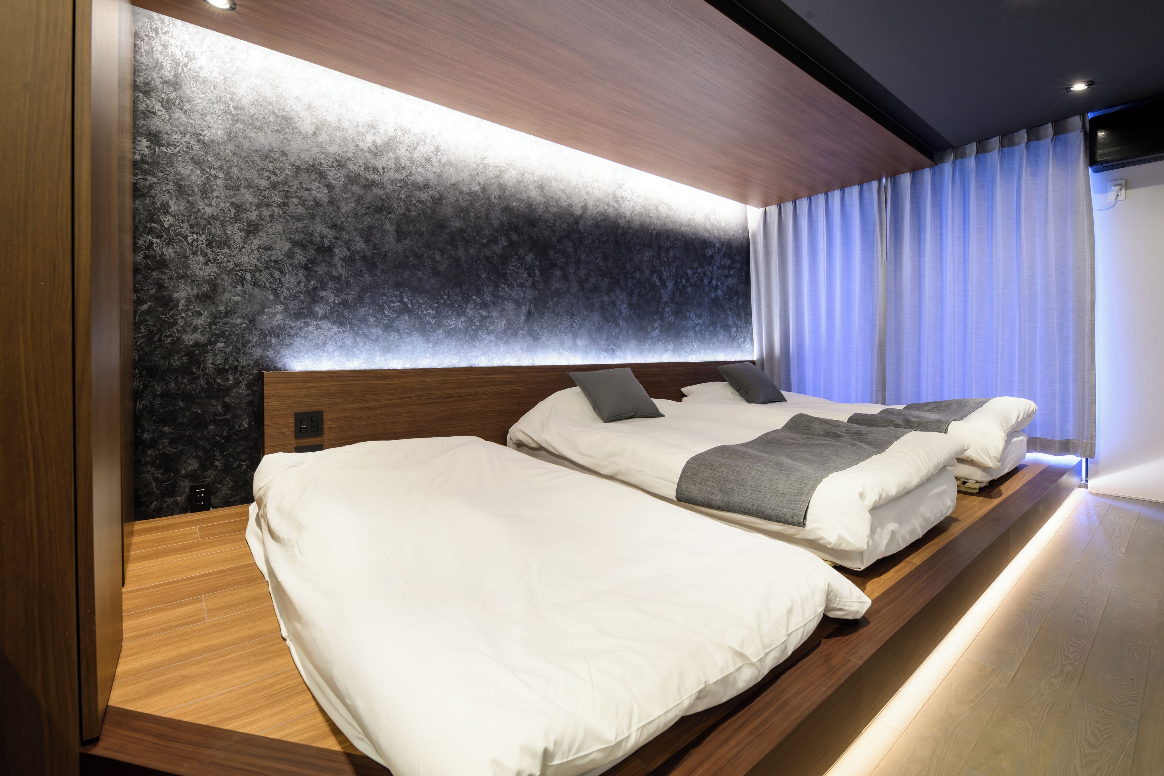 Blackout drapes, free WiFi