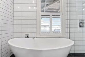 Een haardroger, handdoeken, zeep, toiletpapier