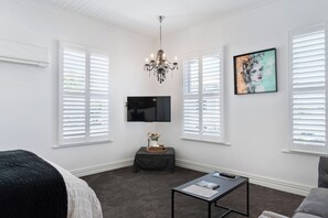 Een strijkplank/strijkijzer, internet, beddengoed