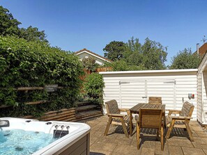 Outdoor dining - 3 bedroom accommodation in Bovey Tracey (Bovey Tracey)