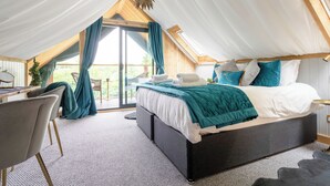 Une chambre à coucher avec un lit, un bureau et une chaise.