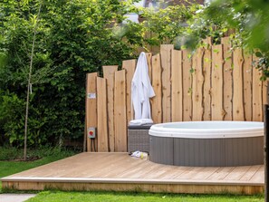 Outdoor spa tub - Fern Lodge - UK36772 (Chichester)