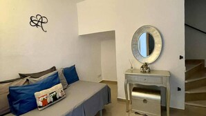 A bedroom with a bed, a dresser, a mirror, and a wall decoration. - Revival Ofdreams Mourão (Mourão)