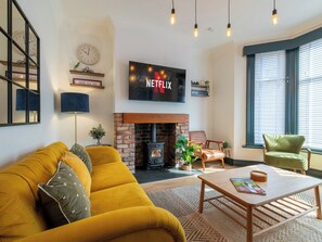 TV - 6 bedroom accommodation in Scarborough (Scarborough)