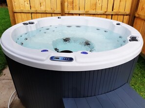 Outdoor spa tub - Flamingo's Rest - UK3348 (Swarland, near Morpeth)
