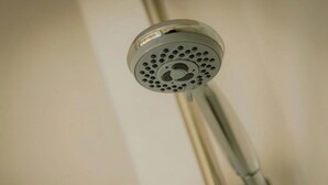 Un soffione dal design circolare con più ugelli.