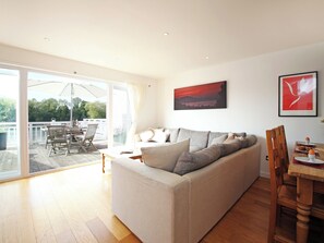 Living area - Goosander Lake House (Cotswold Lakes)