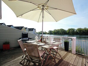 Outdoor dining - Goosander Lake House (Cotswold Lakes)