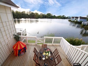 Outdoor dining - Ruddy Duck Lake House (Cotswold Lakes)