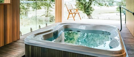 Indoor spa tub