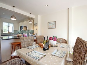 Dining - 3 bedroom accommodation in Cotswold Lakes (Cotswold Lakes)