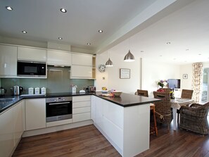 High chair - 3 bedroom accommodation in Cotswold Lakes (Cotswold Lakes)
