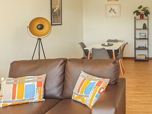 TV - 2 bedroom accommodation in Uckfield (Uckfield)