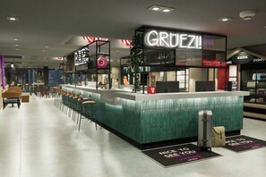 Bar (on property) - H+ Hotel Zurich (Zürich)