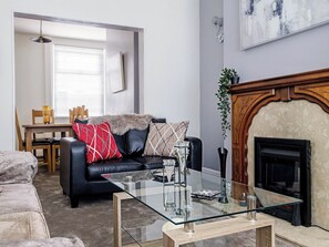 TV - 3 bedroom accommodation in Barrow-in-Furness (Barrow-in-Furness)