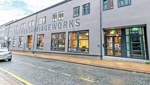 Un edificio con un letrero que dice "UNION CARRIAGEWORKS".