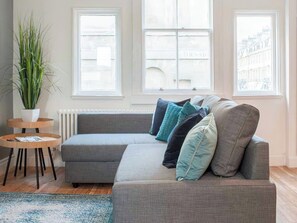 TV - 2 bedroom accommodation in Bath (Bath)