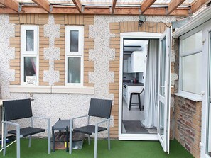 Outdoor dining - A charming home in a semi-rural location on the edge of Bristol. (Yate)
