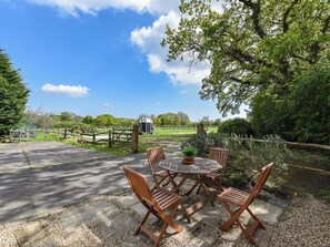 Outdoor dining - 1 bedroom accommodation in West Chiltington (West Chiltington)