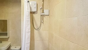 A bathroom with a toilet, sink, and bathtub. - 2 bedroom accommodation in Bristol (Bristol)