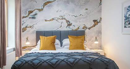 Beautifully presented modern townhouse in the fantastic Clifton location.