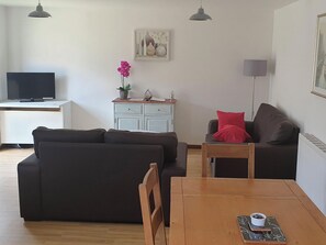 TV - 2 bedroom accommodation in Uckfield (Uckfield)