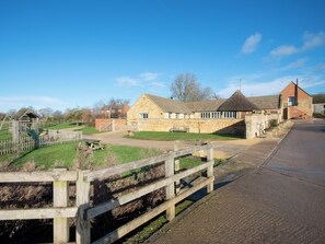 Exterior - Great for large groups looking for a luxury bolthole in the Cotswolds. (Chipping Campden)