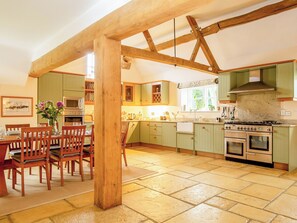 Dishwasher, high chair - Great for large groups looking for a luxury bolthole in the Cotswolds. (Chipping Campden)