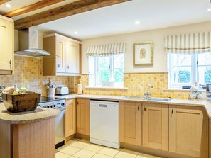 Dishwasher, high chair - Great for families or friends looking looking for a spacious cottage. (Near Chipping Camden)