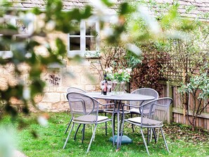 Outdoor dining - Great for families or friends looking looking for a spacious cottage. (Near Chipping Camden)