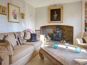 TV, fireplace - 2 bedroom accommodation in Near Cheltenham (Near Cheltenham)