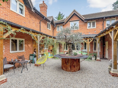 Restaurante al aire libre. Alojamiento de 2 habitaciones en Eversley Centre