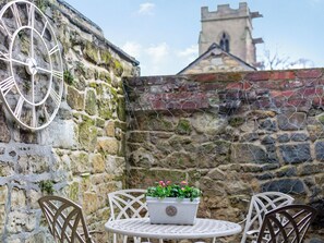 Outdoor dining - A delightful Georgian property resting on one of Alnwick’s oldest streets. (Alnwick)