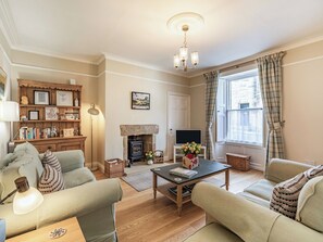 TV - A delightful Georgian property resting on one of Alnwick’s oldest streets. (Alnwick)