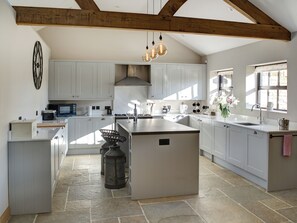 Dishwasher, high chair - The ultimate chic space for those seeking a stylish getaway. (Chipping Campden)