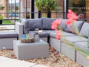Property grounds - The ultimate chic space for those seeking a stylish getaway. (Chipping Campden)
