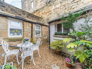 Outdoor dining - A pretty and charming cottage on the doorstep of Alnwick Castle. (Alnwick)