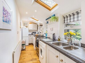 Dishwasher, high chair - A pretty and charming cottage on the doorstep of Alnwick Castle. (Alnwick)