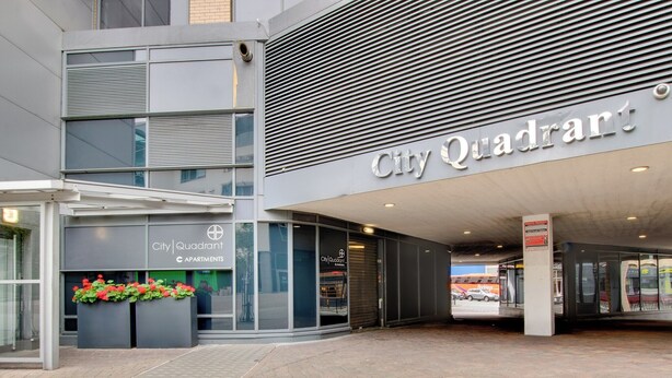 Un immeuble moderne sur lequel on peut lire l’inscription : « City Quadrant Apartments ».
