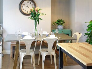 Dining - 2 bedroom accommodation in Berwick-Upon-Tweed (Berwick-Upon-Tweed)