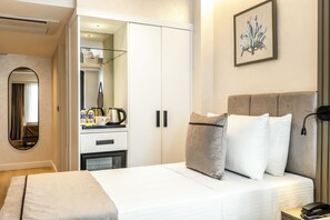 Phòng 2 giường đơn Tiêu chuẩn, quang cảnh thành phố | Két bảo mật tại phòng, bàn, phòng cách âm 