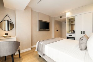 Dobbeltrom – standard, byutsikt | Safe på rommet, skrivebord, lydisolert og wi-fi (inkludert)